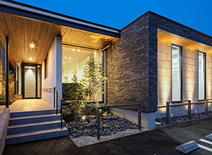 夕方に映える医院の外観写真